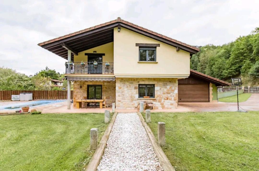 Chalet Con Piscina Climatizada En La Naturaleza Areatza Exterior foto